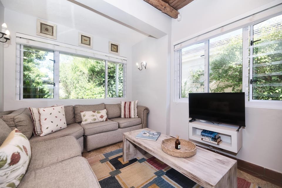 Walk Waterfront CliffPath Fireplace Secure-Parking House in Hermanus