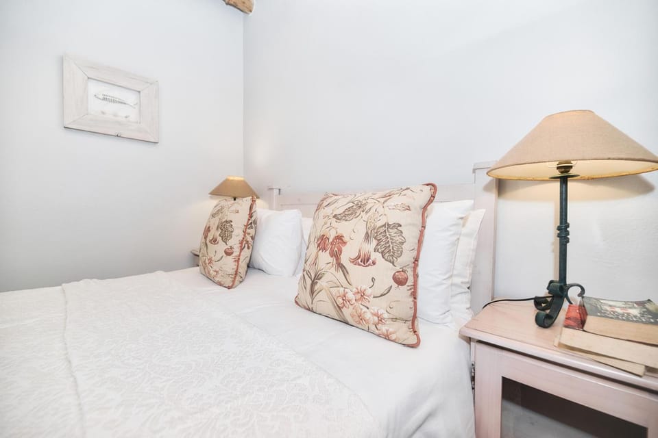 Walk Waterfront CliffPath Fireplace Secure-Parking House in Hermanus