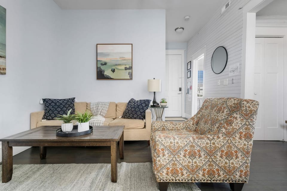 The Julep Suite 3BR 2BA Steps to King St House in Charleston