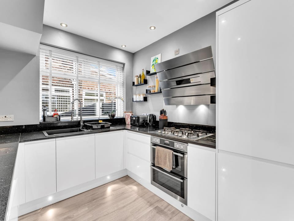 Kitchen or kitchenette, dishwasher, stove