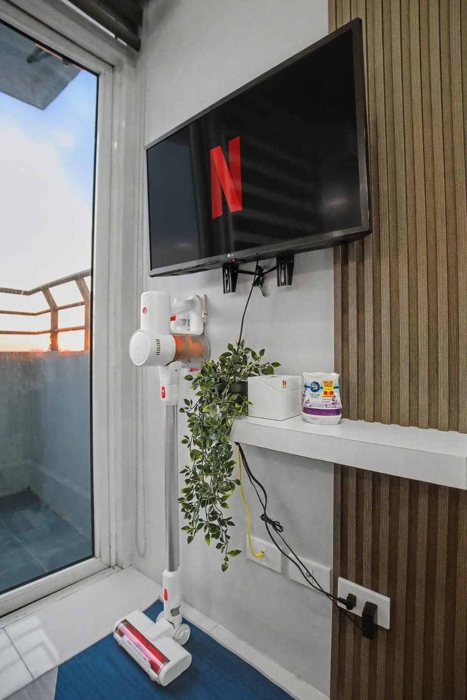 Coastal Modern Mezza Condo Sleeps 8 Near SM Apartment in Manila City