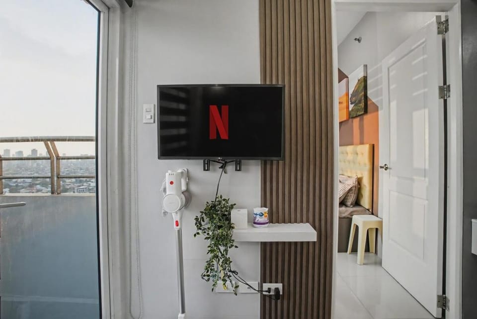 Coastal Modern Mezza Condo Sleeps 8 Near SM Apartment in Manila City