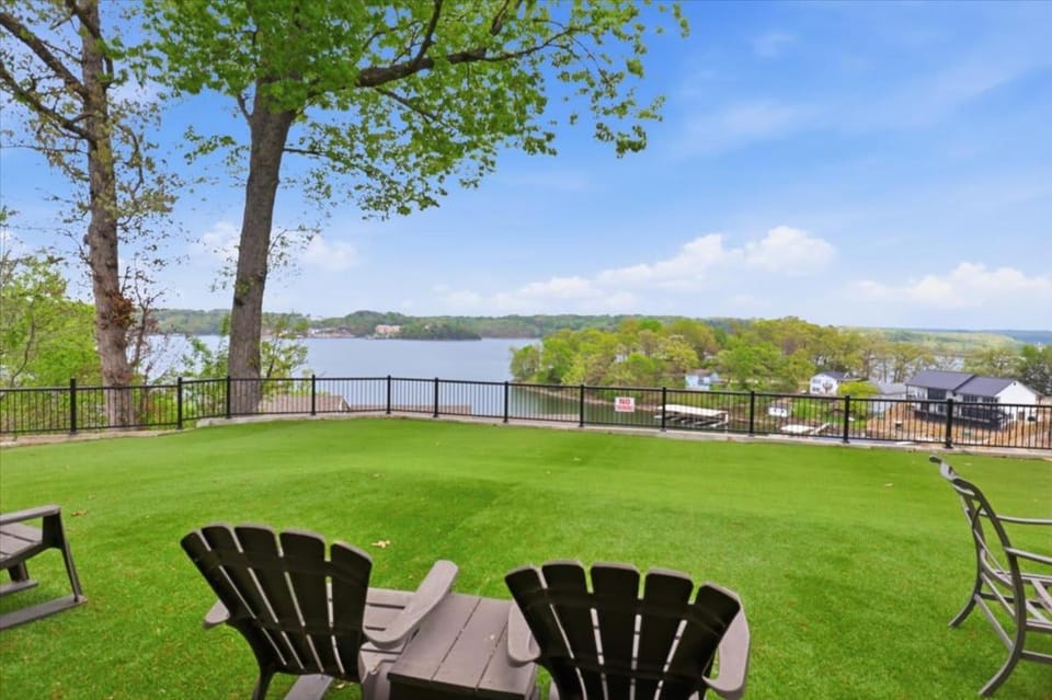 Perfect Lake Escape Near Bagnell Dam Strip House in Lake of the Ozarks