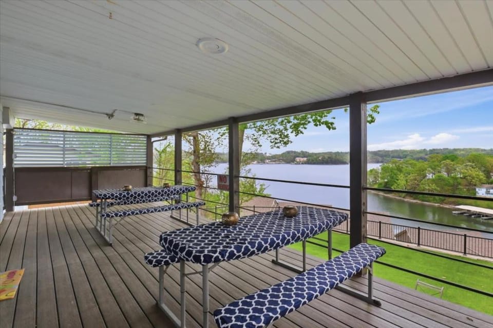 Perfect Lake Escape Near Bagnell Dam Strip House in Lake of the Ozarks