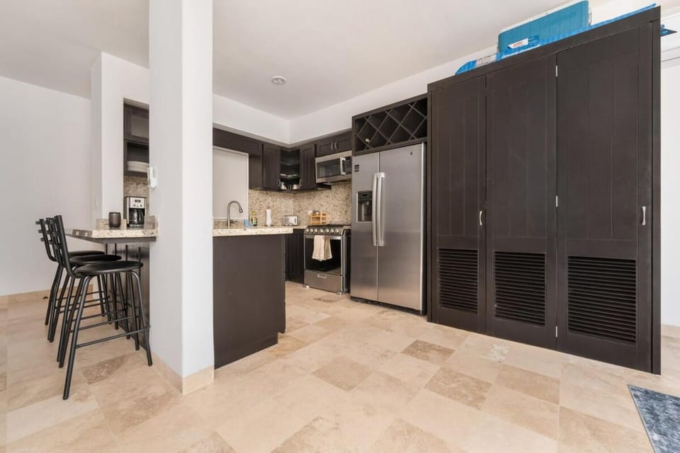 Kitchen or kitchenette, dishwasher, oven
