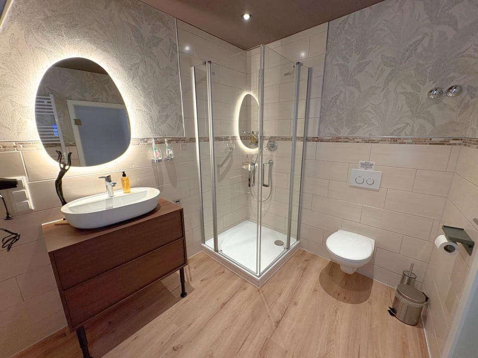 Shower, Toilet, Bathroom, towels