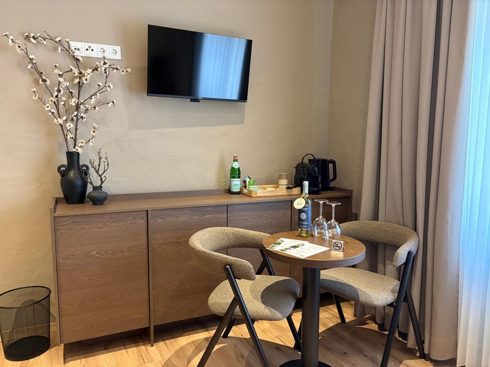 TV and multimedia, Seating area, Dining area, Drinks