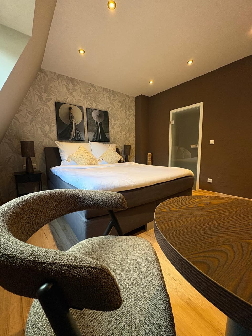 Bed, Photo of the whole room, Seating area, Bedroom