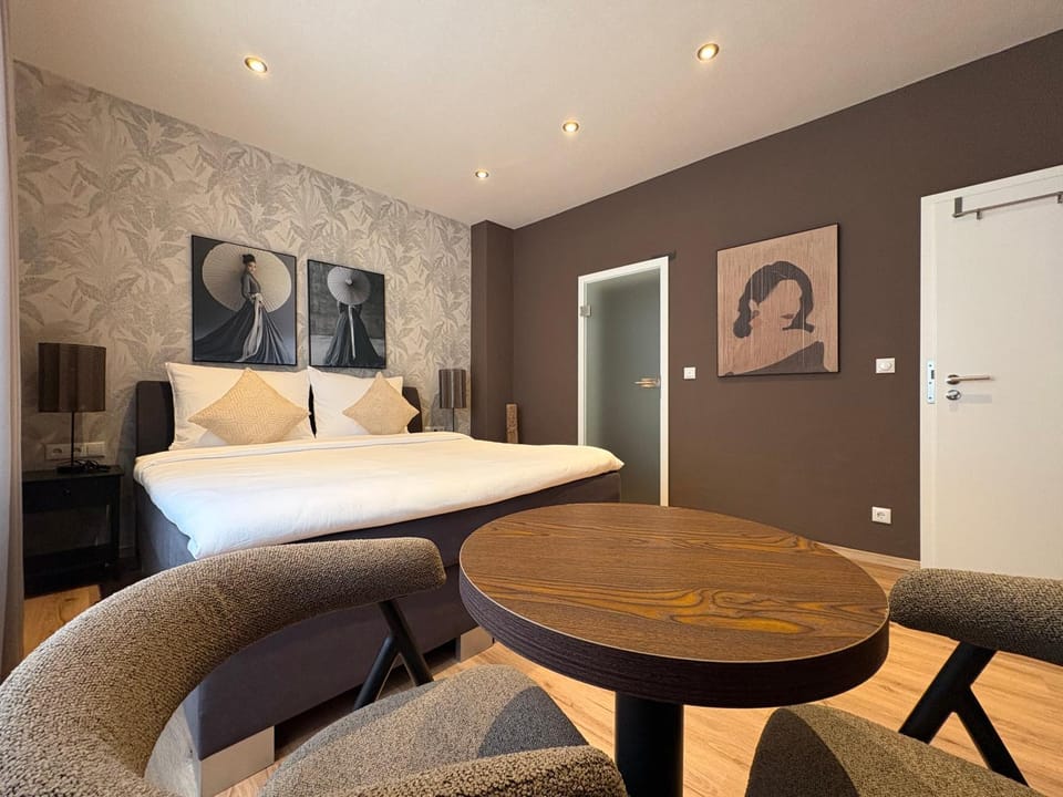 Bed, Photo of the whole room, Seating area