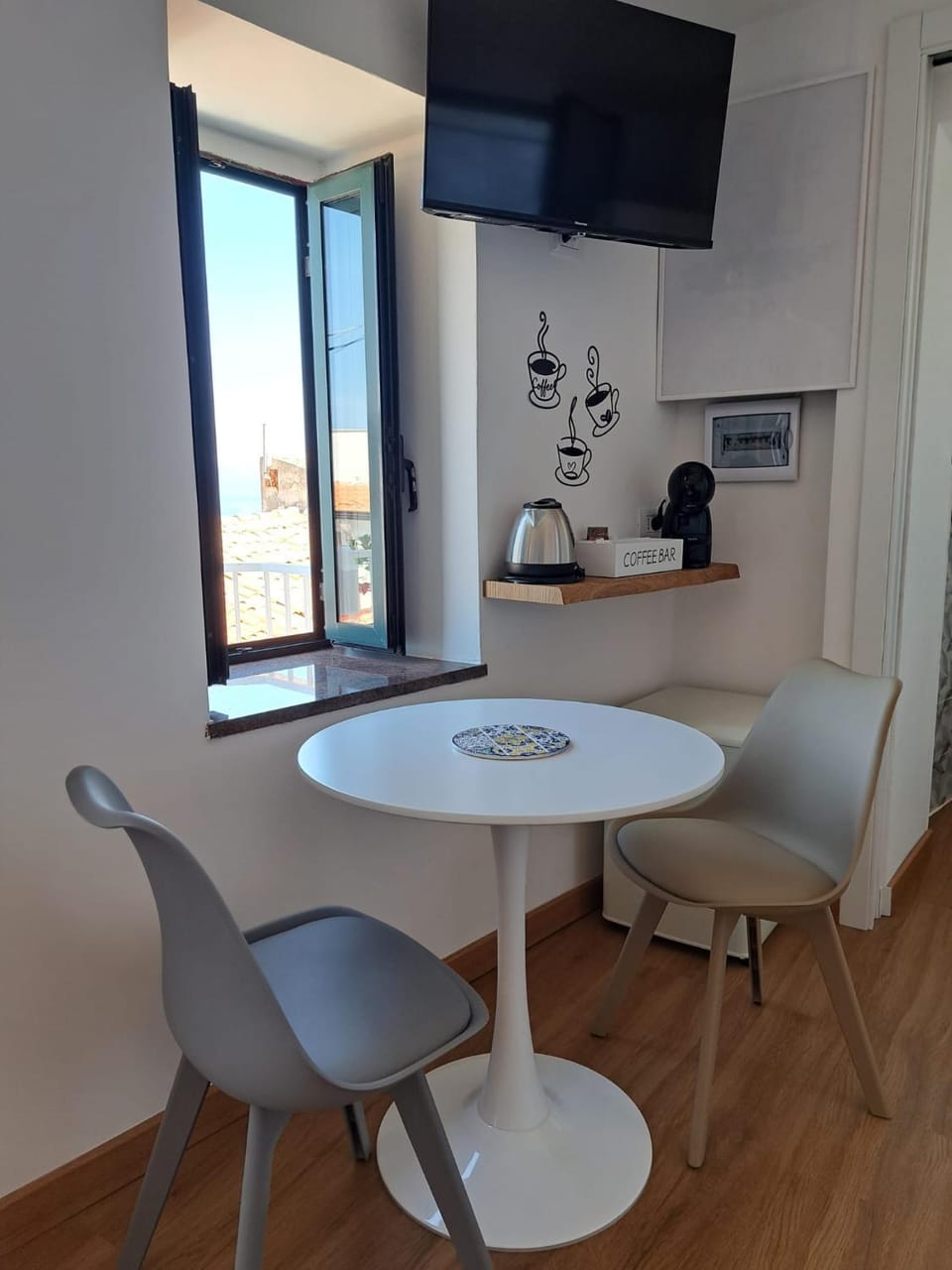 Dining area, minibar