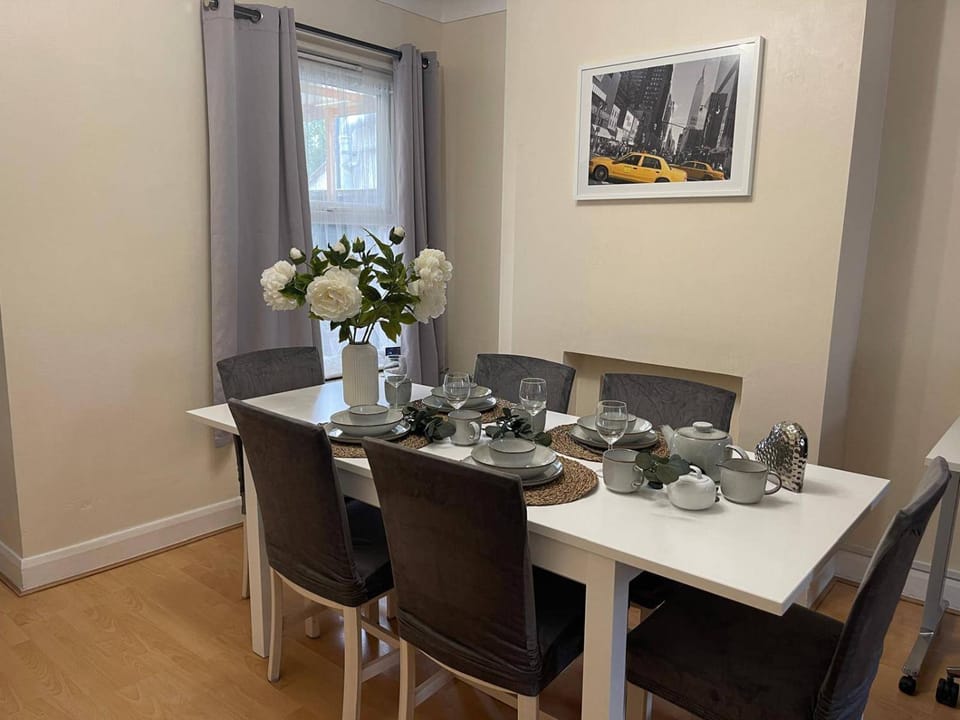Cozy Gravesend Retreat with 2 Bedrooms House in Gravesend