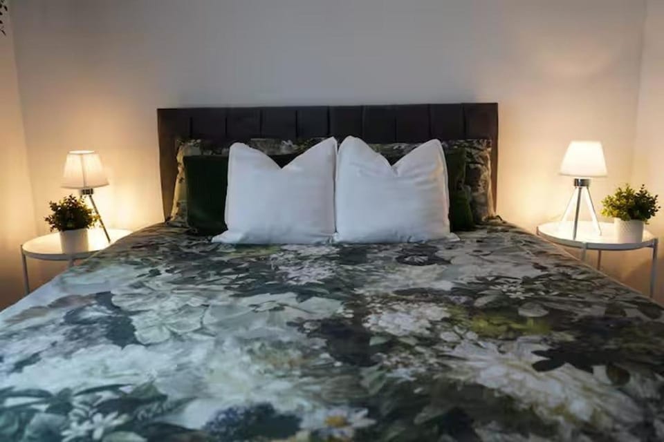 Bed, View (from property/room), Photo of the whole room, Decorative detail, Bedroom