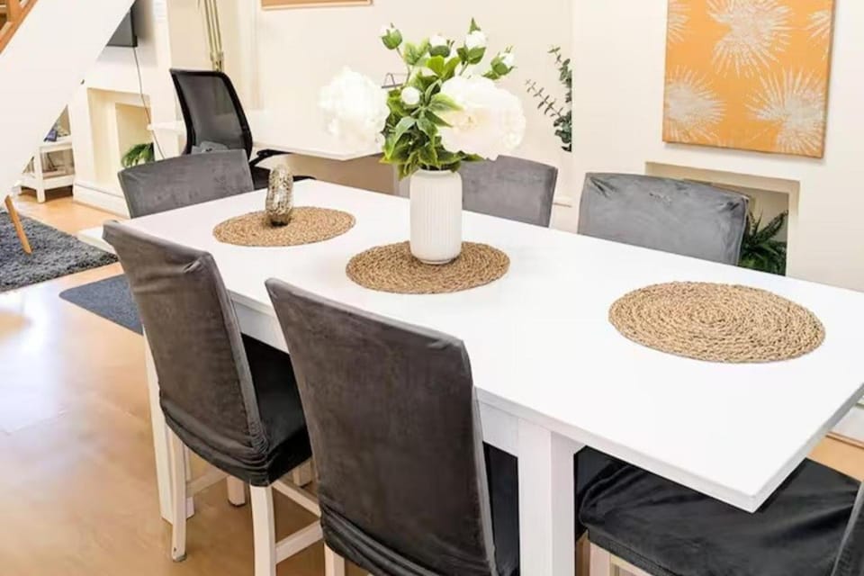 Photo of the whole room, Decorative detail, Seating area, Dining area, furniture