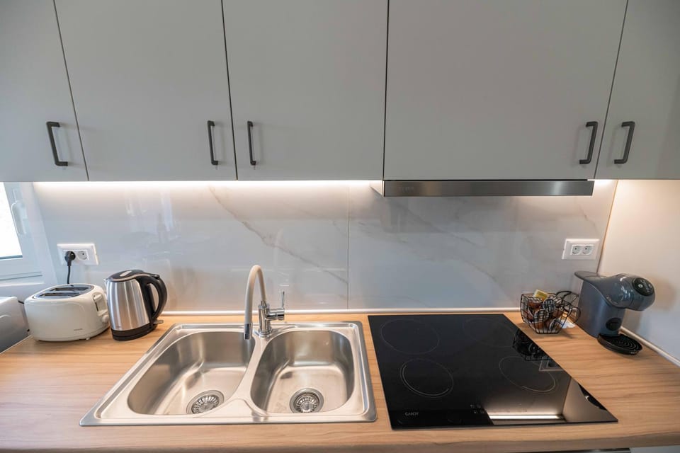 Coffee/tea facilities, Kitchen or kitchenette, stove, kitchen