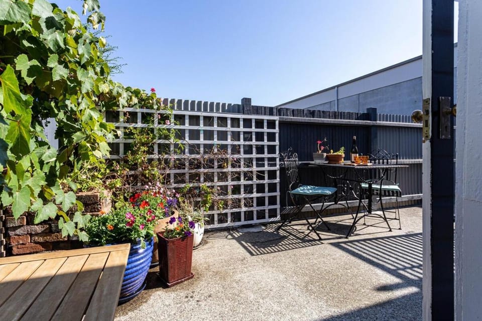 Artist's Studio Retreat with Courtyard Apartment in Nelson