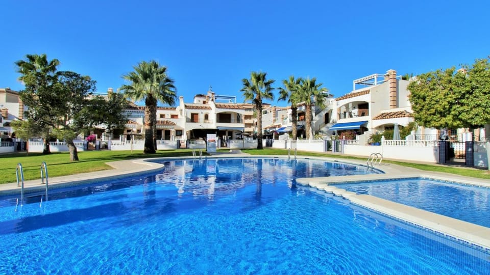 Property building, Day, Swimming pool