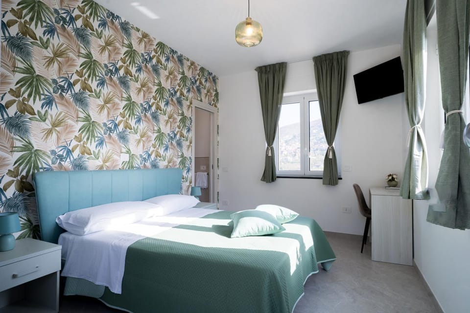 Bed, TV and multimedia, Photo of the whole room, Bedroom