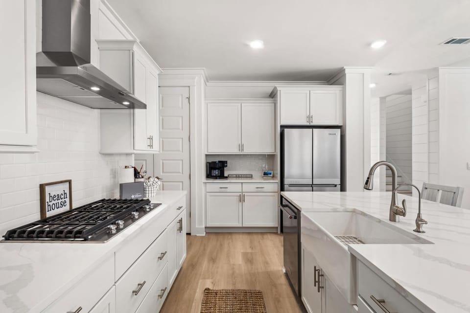 Coffee/tea facilities, Kitchen or kitchenette, dishwasher, oven, stove
