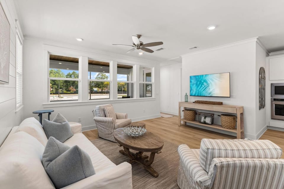 TV and multimedia, Living room, Decorative detail, Seating area