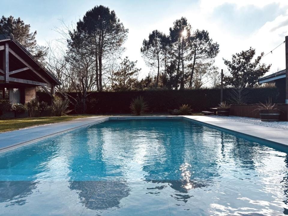 Les chalets du Médoc en bois aux accents de fuste canadienne avec piscine Chalet in Saint-Médard-en-Jalles