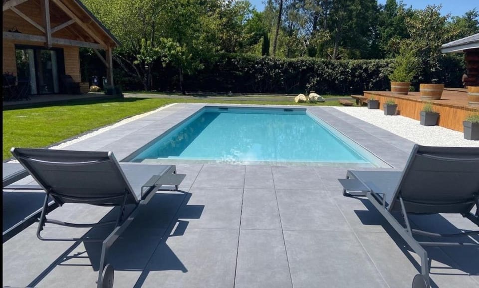 Les chalets du Médoc en bois aux accents de fuste canadienne avec piscine Chalet in Saint-Médard-en-Jalles