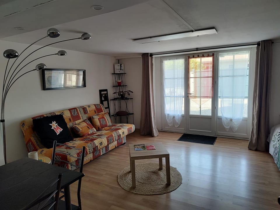Logement 35m2 en rez de chaussée de notre maison, terrasse couverte , espace extérieur, parking privé fermé, a 3 km du centre ville du puy en Velay, tous commerces alimentaires à 200metres Apartment in Auvergne-Rhône-Alpes
