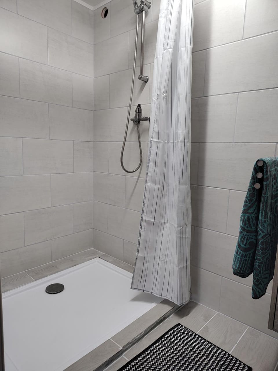 Logement 35m2 en rez de chaussée de notre maison, terrasse couverte , espace extérieur, parking privé fermé, a 3 km du centre ville du puy en Velay, tous commerces alimentaires à 200metres Apartment in Auvergne-Rhône-Alpes