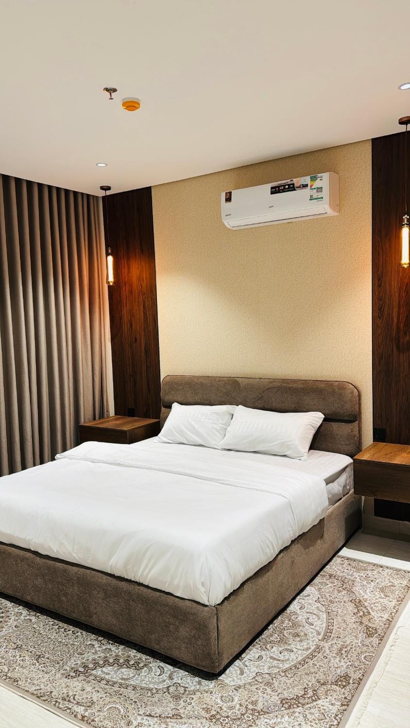 Bed, Photo of the whole room, Bedroom, air conditioner