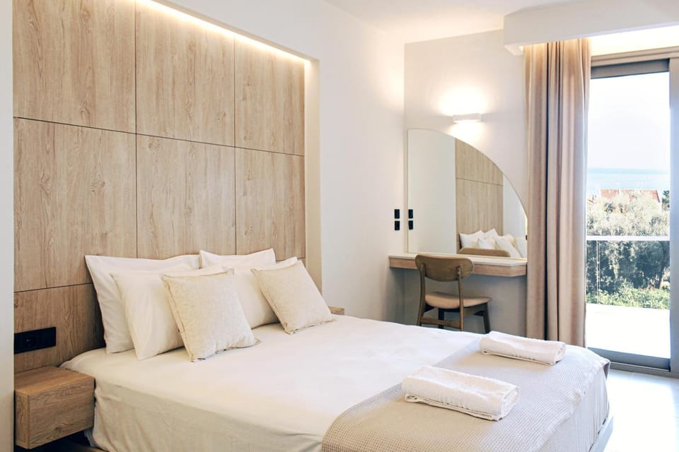 Bed, Photo of the whole room, towels