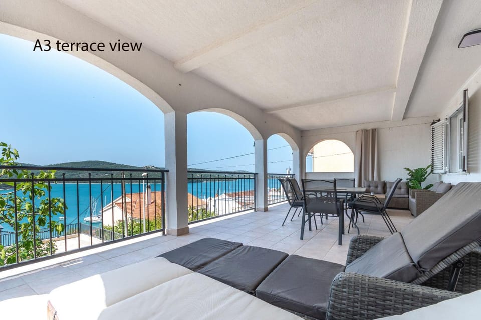 Sea view, Location