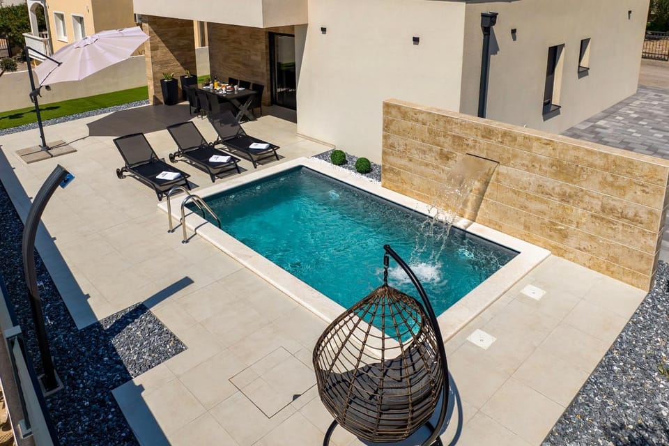 Shower, Patio, Seating area, Area and facilities