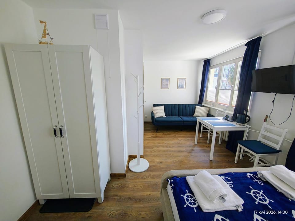 Bed, TV and multimedia, Kitchen or kitchenette, Living room, Photo of the whole room, Seating area, Dining area, Bedroom, wardrobe