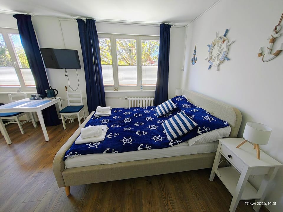 Bed, TV and multimedia, Living room, Photo of the whole room, Decorative detail, Seating area, Dining area, Bedroom