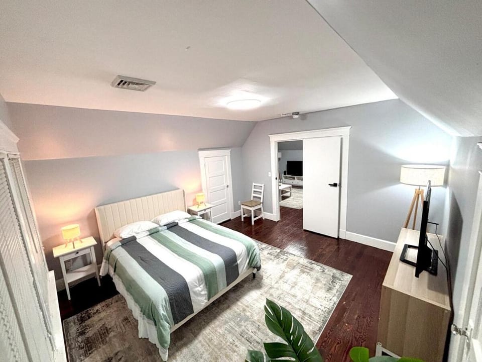 Spacious Yale 2BR with Full Kitchen & WiFi Apartment in New Haven