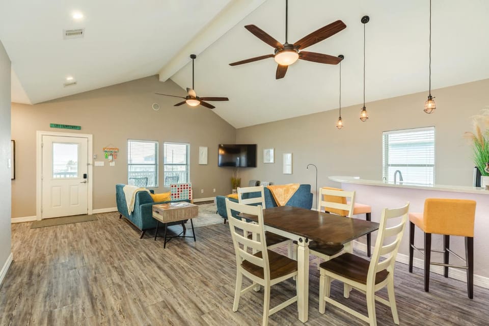 Spacious Home Minutes to Sand House in Surfside Beach