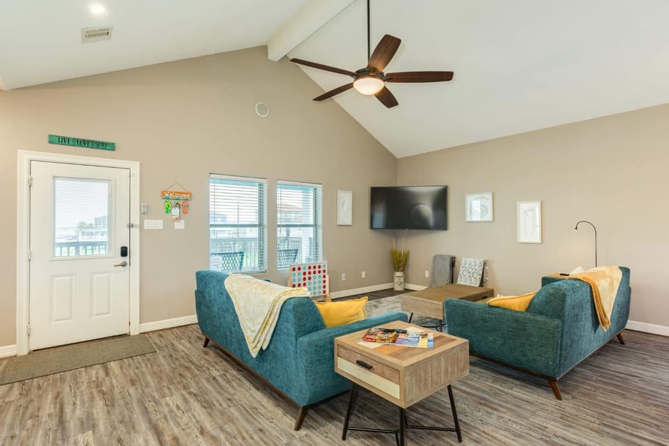 Spacious Home Minutes to Sand House in Surfside Beach