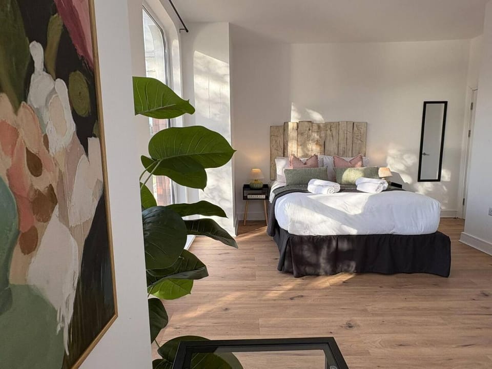 York Road Suites, Suite Three, Free Parking Apartment in Southport