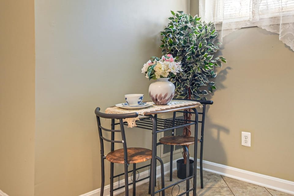 12 Mi to Nat'l Mall: Cozy Apt w/ Shared Patio Apartment in Springfield