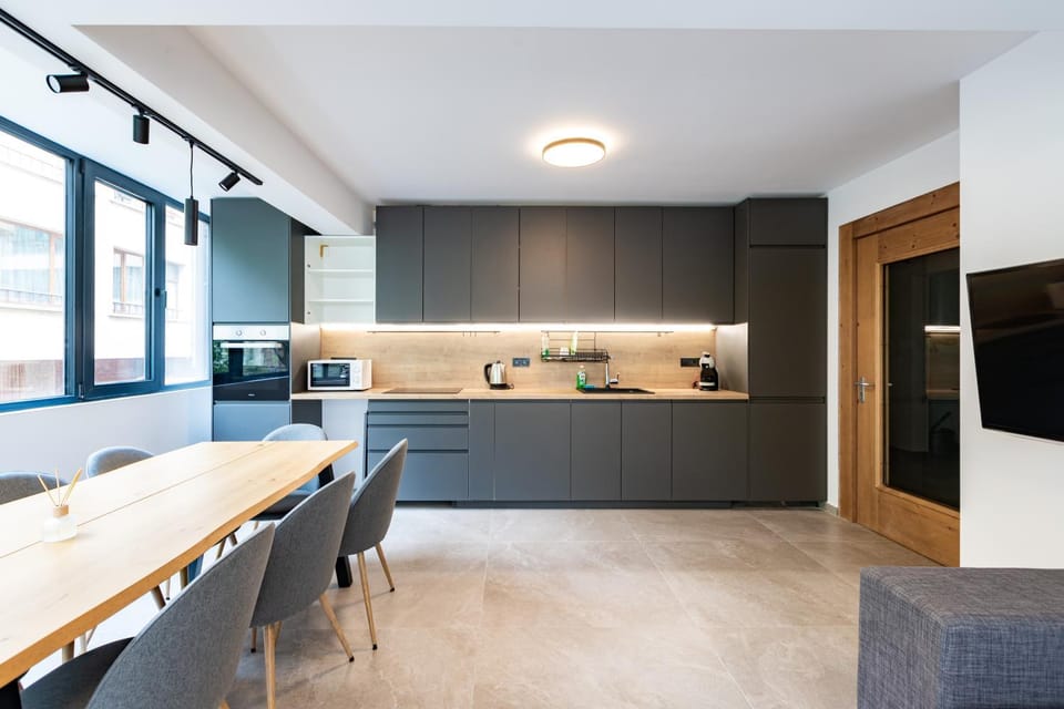 Communal lounge/ TV room, Kitchen or kitchenette, Living room, Dining area, Communal kitchen, stove