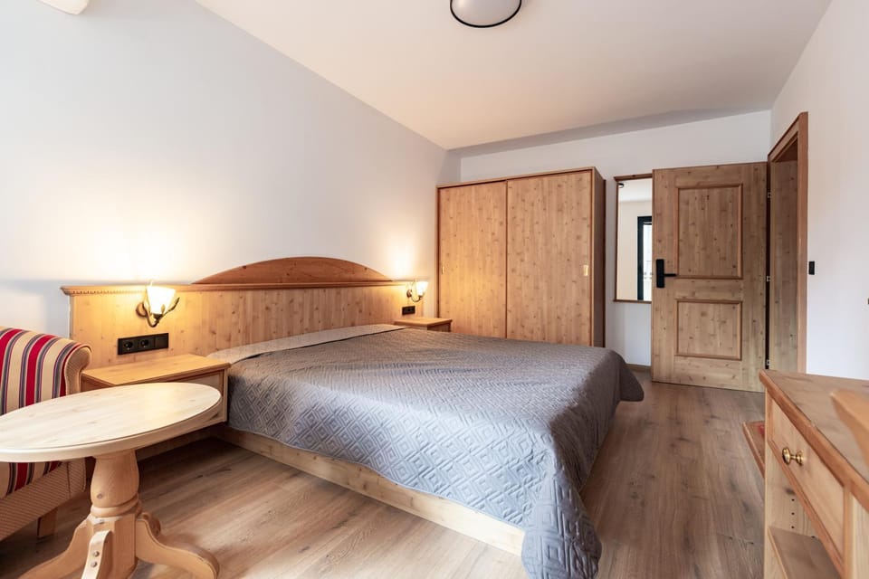 Bed, Photo of the whole room, Seating area, Bedroom, wardrobe