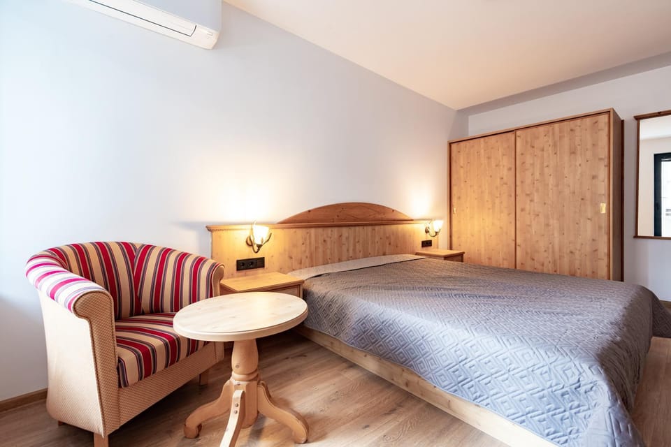 Photo of the whole room, Seating area, Bedroom, wardrobe, air conditioner