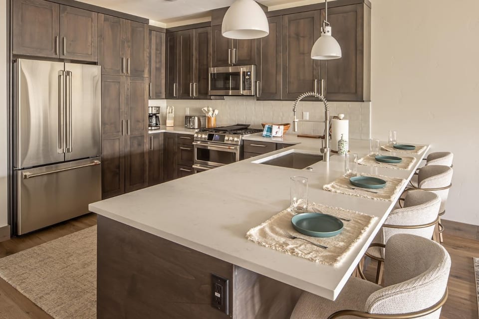 Coffee/tea facilities, Kitchen or kitchenette, Seating area, Dining area, furniture, microwave, stove, kitchen