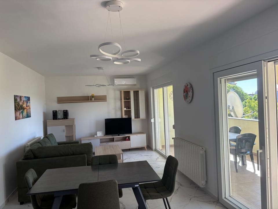 Communal lounge/ TV room, TV and multimedia, Kitchen or kitchenette, Living room, Seating area, Dining area, Evening entertainment