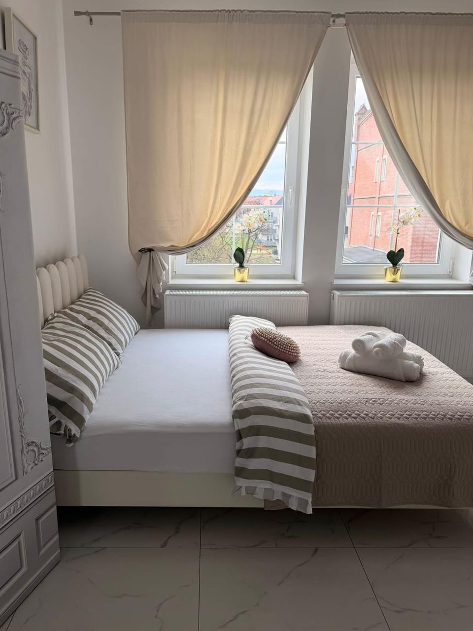 Bed, Bedroom, towels, towels