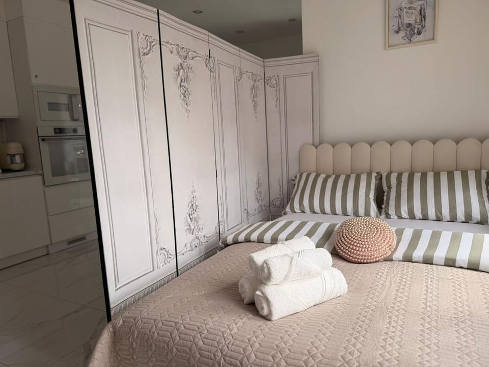 Bed, Bedroom, towels, towels