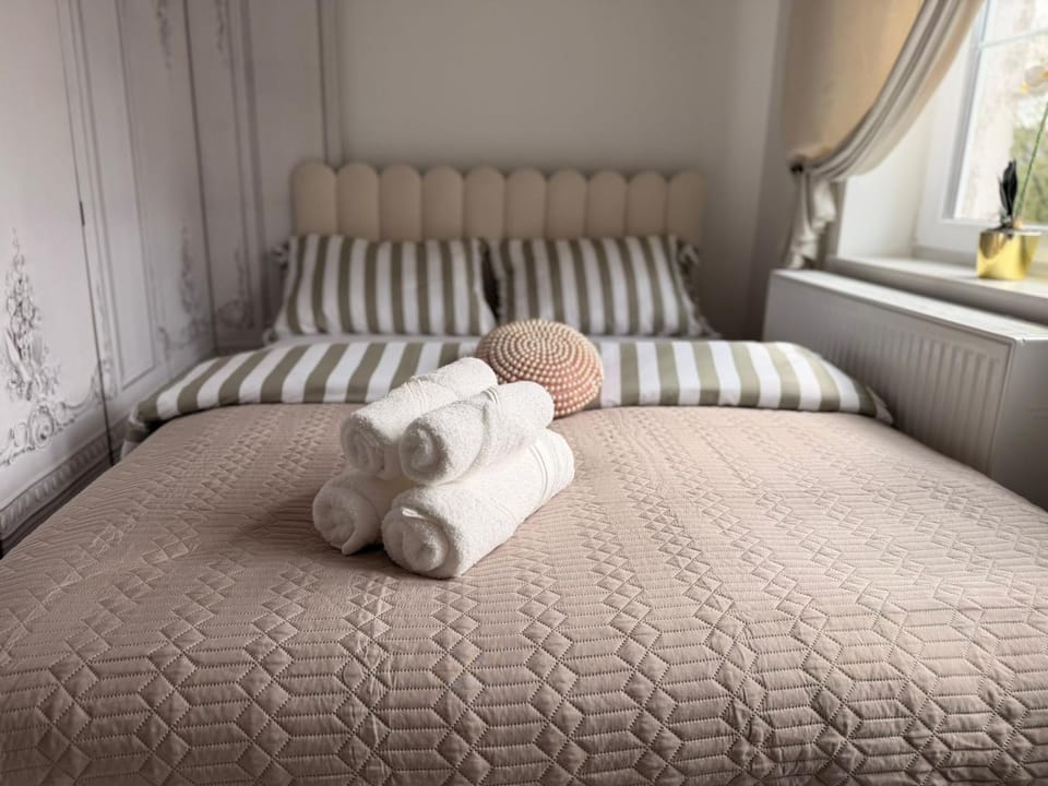 Bed, Bedroom, towels, towels