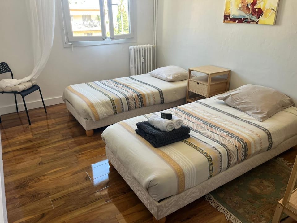 Appartement lumineux-balcon-vue mer-5 mn plage Apartment in Antibes