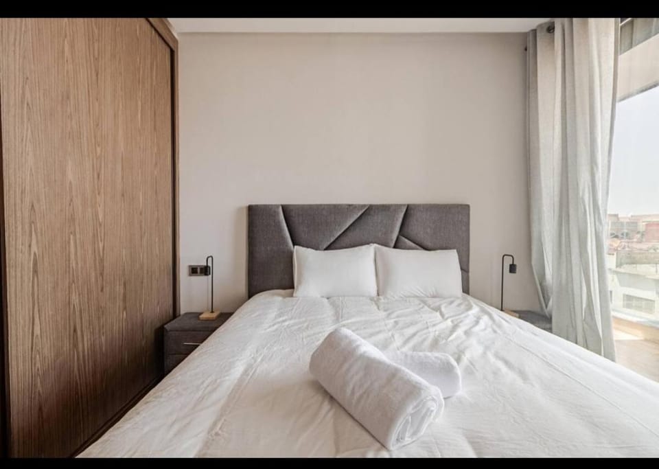 Luxury Studio Balcony Free Parking Near CFC Anfa Park Apartment in Casablanca