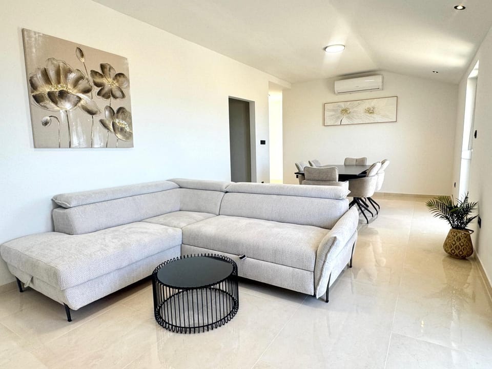 Diora Luxe Top-Floor Seafront Apartment with Jacuzzi & Panoramic Sea View Apartment in Split