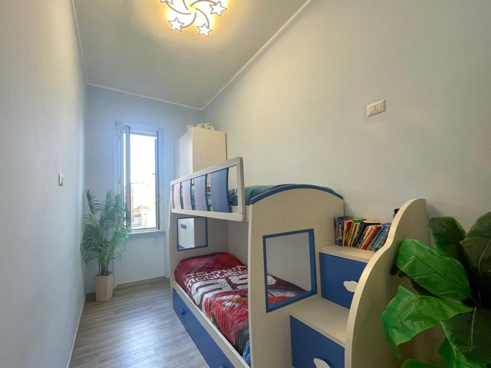 Bed, Bedroom, bunk bed, locker
